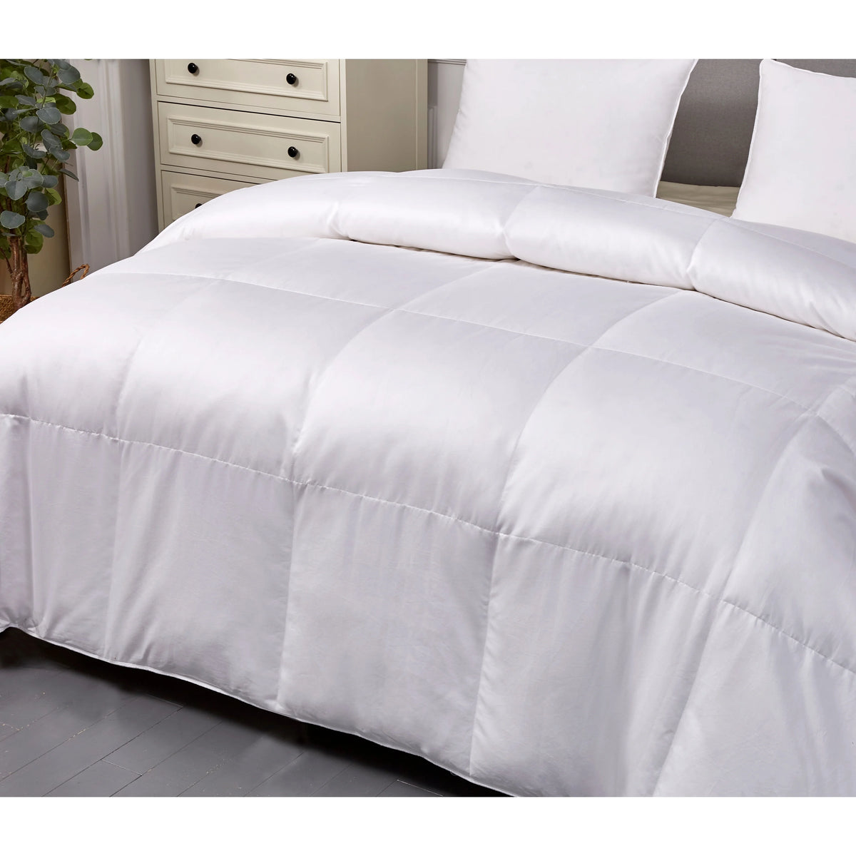 European White Down Comforter M852958